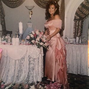 Step into Bridgeton… or Motherl of the Bride 🪭 🩷gloves +fan🪭costume ready 🩷